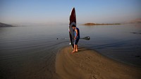 Aktivitas lain yang bisa dilakukan traveler antara lain tur keliling danau naik kapal, atau bahkan naik Paddle Board. Sayang, turunnya curah hujan 3 tahun ke belakang, membuat debit air Danau Galilea turun secara signifikan (Ronen Zvulun/Reuters) 