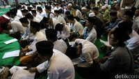 Nahdliyin mengikuti selawat dan munajat yang dipimpin para kiai PBNU.