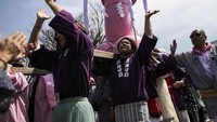 Walau nyeleneh, festival ini diadakan secara simbolik untuk mengusir kutukan setan jahat yang dipercaya ada di alat kemaluan seorang wanita yang dikutuk pada abad 17 silam. Festival ini juga dimaknai sebagai wujud permintaan kesuburan dan perlindungan dari penyakit (Behrouz Mehri/AFP)