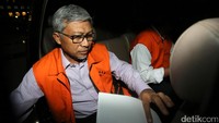Direktur Keuangan PT PAL Saiful Anwar memasuki mobil tahanan KPK. Selain Firmansyah Arifin, Saiful Anwar dan Agus Nugroho, hari ini KPK juga memeriksa GM Treasury PT PAL Arief Cahyana.