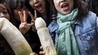Bahkan ada juga traveler yang membawa lobak yang diukir bentuk penis. Entah hanya untuk seru-seruan atau dimakan (Behrouz Mehri/AFP)