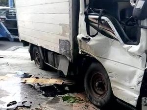 Truk Boks Tabrak Pembatas Jalan di Jakpus, Sopir Terluka