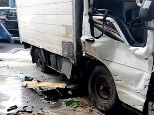 Truk Boks Tabrak Pembatas Jalan di Jakpus, Sopir Terluka