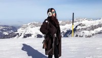 Atau saat menikmati salju di pegunungan Swiss. (Dok. Instagram/bellalunaferlinn)