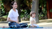 El menemani sang bunda, Jessica Iskandar latihan yoga di Ancol, Jakarta Utara pada Kamis (6/4/2017).