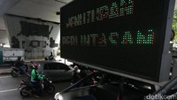 Penutupan perlintasan juga diumumkan melalui videotron.