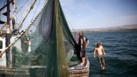 Danau Galilea terletak di Kota Tiberias, sekitar 2 jam perjalanan darat dari Tel Aviv, ibukota Israel. Danau ini menjadi saksi bisu mukjizat Nabi Isa yang bisa berjalan di atas air. Danau ini juga merupakan danau air tawar terendah di Bumi, sekitar 211 meter di bawah permukaan air laut  (Ronen Zvulun/Reuters)