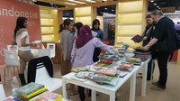 Di hari terakhir pameran, sejumlah buku anak dari paviliun Indonesia dibeli oleh sejumlah pengunjung. Bangga, dong.