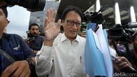 Dicecar berbagai pertanyaan oleh wartawan Isnu bergegas menuju JPO di depan gedung KPK.