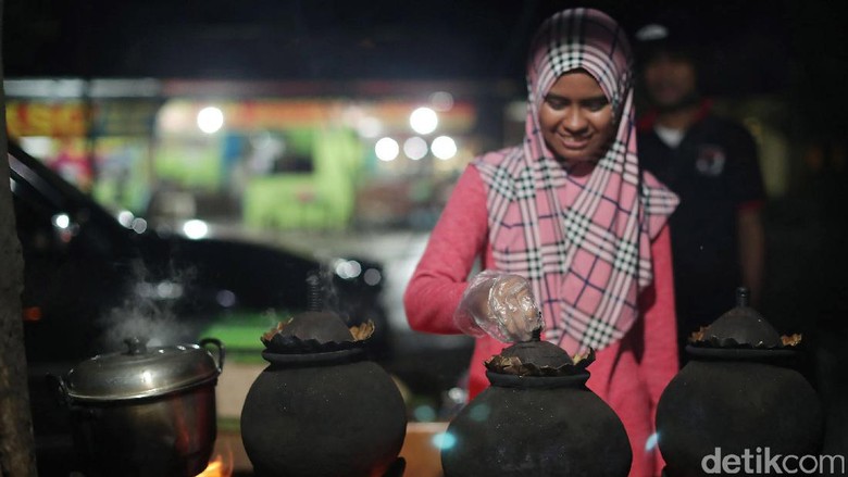Foto: Penjual ubi kukus di Atambua (Grandyos/detikTravel) Foto: Penjual ubi kukus di Atambua (Grandyos/detikTravel)