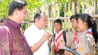 Direktur Utama Bank Mega Kostaman Thayib dan Walikota Bitung Max J Lomban menyapa siswa SMP Kristen Bukit Kasih. Pool/Bank Mega.