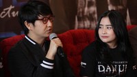 Prilly bersama Awi Suryadi, sutradara film Danur di MD Place, Kuningan, Jakarta Selatan, Kamis (6/4/2017). Foto: dok. MD Pictures