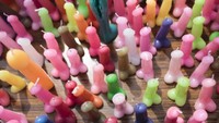 Bahkan ada juga lilin warna-warni berbentuk penis. Jepang memang tidak pernah kehabisan akal dan ide iseng (Behrouz Mehri/AFP)