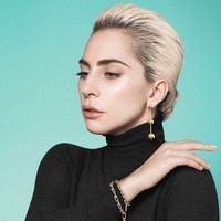Lady Gaga adalah salah satu seleb wanita yang PD selfie tanpa makeup. Sering tampil dengan makeup heboh, tak jarang ia membuat pangling saat tidak merias wajah. 