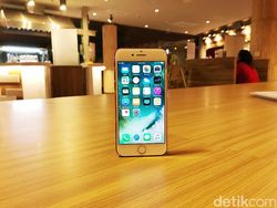 Unboxing iPhone Berkelir Merah di Jakarta