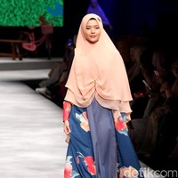 Koleksi Brand Si.Se.Sa yang mengusung tema PopNimes di Muslim Fashion Festival 2017. Jakarta Convention Center. Senayan. jakarta. [Foto: Mohammad Abduh/Wolipop]