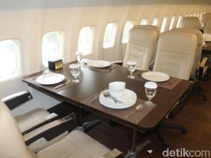 Yang Asyik di Ancol, Makan di Dalam Pesawat