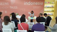 Ika Rahmawati dari KBRI di Roma sedang melakoni sesi story telling kepada sejumlah pengunjung. Ia mendongengkan kisah Si Kancil dan Buaya dalam bahasa Italia.