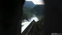 Waduk Jatigede dengan luas genangan 4.983 hektare, menjadi waduk terbesar di Indonesia bahkan se-Asia Tenggara setelah Jatiluhur di Kabupaten Purwakarta.