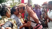 Ciuman cinta yang terpisah batas negara (Danu Damarjati/detikNews)