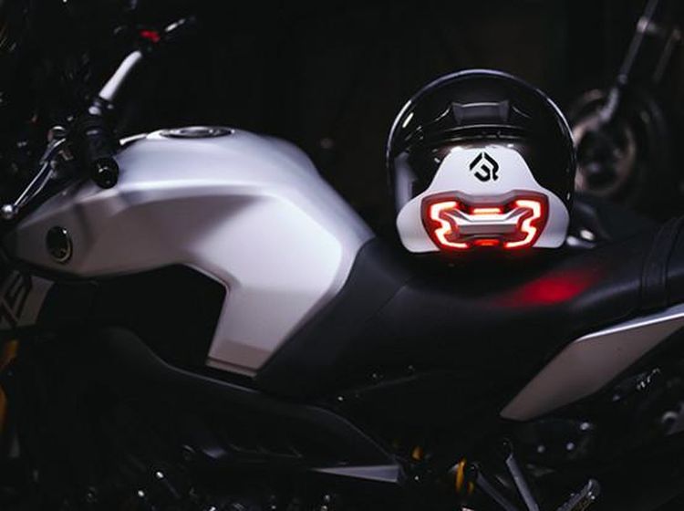 Keren, Ada Lampu Rem di Helm