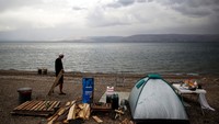 Danau Galilea pun menjadi objek wisata religi yang banyak dikunjungi wisatawan. Di tepi danau seluas 166 km persegi ini, kita bisa kemping sekaligus piknik asyik (Ronen Zvulun/Reuters)