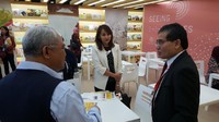 Wakil Kepala Perwakilan RI di Roma, Des Alwi (kanan), berbincang-bincang dengan ketua Komite Buku Nasional (KBN), Laura Prinsloo, dan Atase Pendidikan dan Kebudayaan KBRI Paris, Prof. Dr. Surya Rosa Putra, saat mengunjungi paviliun Indonesia pada hari pertama pameran. 