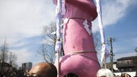 Ikon utama festival adalah sebuah penis raksasa yang bernama Elizabeth. Ikon ini pun diarak oleh semua orang (Behrouz Mehri/AFP)