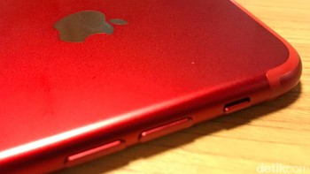 Sisi kiri iPhone 7 merah. Foto: Adi Fida Rahman/detikINET