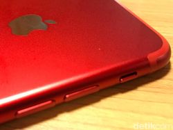 Unboxing iPhone Berkelir Merah di Jakarta