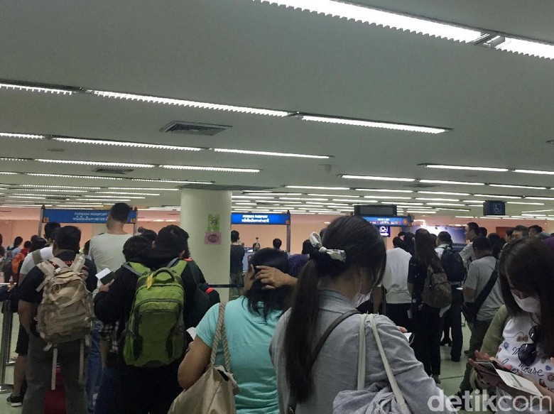 Antrean Calon Penonton Coldplay Juga Mengular di Bandara Bangkok Antrean Calon Penonton Coldplay Juga Mengular di Bandara Bangkok