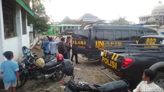 Sajam hingga Buku ISIS Disita dari Rumah Terduga Teroris Lamongan