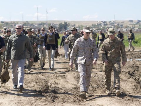 Padukan Blazer & Rompi Antipeluru, Suami Ivanka Trump Diolok