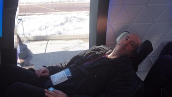 Seperti ini rasanya rebahan di dalam kendaraan menuju luar angkasa. (Foto: Michael Franco/New Atlas)