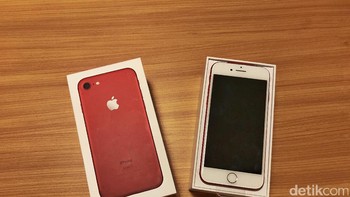 Ketika kotak kemasan terbuka, unit iPhone langsung menyapa. Foto: Adi Fida Rahman/detikINET