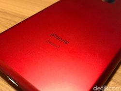 Unboxing iPhone Berkelir Merah di Jakarta