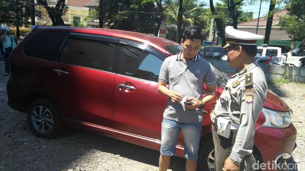 Polantas dan Petugas Dishub di Makassar Razia Taksi Online