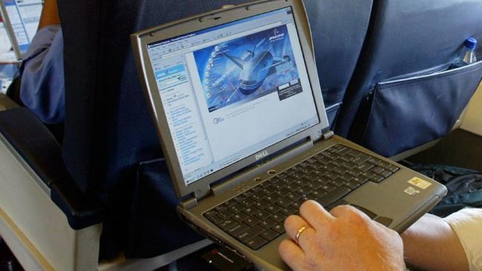 Ilustrasi Laptop di Pesawat