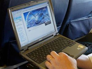 Ngeri, Pesawat Mendarat Darurat gegara Laptop Penumpang Terbakar
