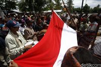 Pengembalian tiang bendera pusaka (Grandyos/detikFoto)