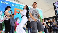 Goyangan Bebizie membuat pengunjung ikut berjoget.  Foto: Hanif Hawari/ detikHOT