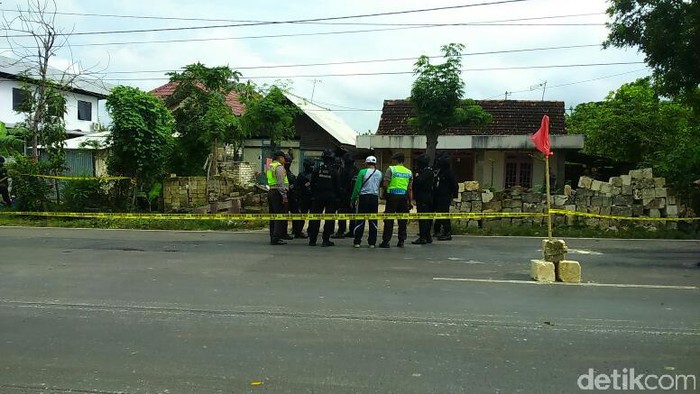 Keluarga 4 Terduga Teroris Tuban Diberangkatkan ke Jatim