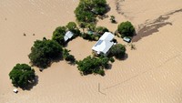 Jalan-jalan sudah tak terlihat akibat terendam banjir. AAP/Dan Peled/via REUTERS.