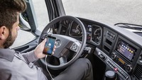 Kali ini pabrikan asal Jerman, Mercedes-Benz, yang menerapkan teknologi canggih ini ke varian truk mereka, Actros, Antos, dan Arocs.