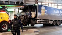 Petugas mengevakuasi truk yang menambrak kerumunan orang Stockholm, Swedia, Sabtu (8/4). Maja Suslin/TT News Agency/via Reuters.