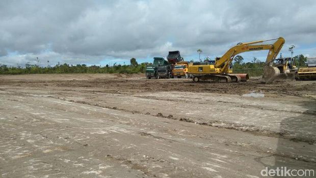 Ekskavator dan truk dalam pengembangan Bandara Silangit