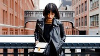 Dian Sastro tampak menawan dengan jaket kulit, dress, jeans dan heels hitam. Foto: Instagram/therealdisastr