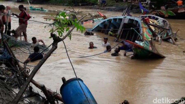 Banjir Hempaskan 73 Perahu Nelayan di Pati