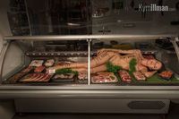 Wouw! Tukang Daging Ini Pajang Wanita Telanjang di Lemari Display!
