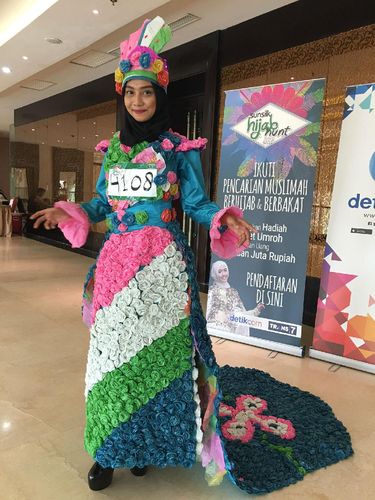 baju unik dari koran Unik Calon Perawat Ini Pakai Gaun dari Plastik Bekas di 